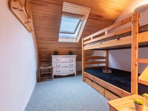 ein Schlafzimmer mit zwei Etagenbetten und einem Schreibtisch in der Unterkunft Duplex cosy 4 pers, proche thermes, St Lary - FR-1-296-336 in Saint-Lary-Soulan
