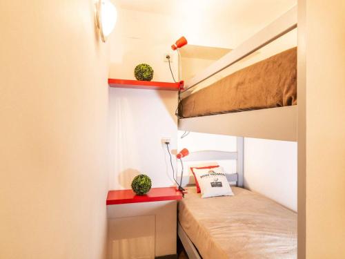 une petite chambre avec un lit superposé et deux plantes dans l'établissement Appartement T2 plein sud avec jardin, terrasse et parking, proche centre et téléphérique - FR-1-296-353, à Saint-Lary-Soulan