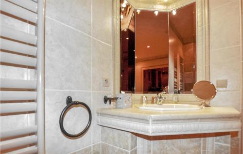 La salle de bains est pourvue d'un lavabo et d'un miroir. dans l'établissement Amazing Apartment In Argels Sur Mer With Outdoor Swimming Pool, à Plage dʼArgelès