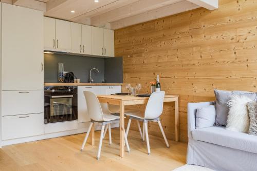 une cuisine et une salle à manger avec une table et des chaises dans l'établissement Résidence Grand Roc - Campanules 016 - Happy Rentals, à Chamonix-Mont-Blanc