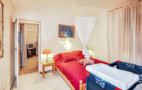 um quarto com uma cama vermelha e uma janela em Nice Apartment In Argels Sur Mer With Wifi em Plage dʼArgelès