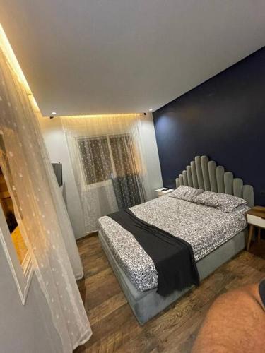 1 Schlafzimmer mit 2 Betten und einem Fenster in der Unterkunft Appartement Elégant in Casablanca