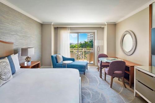Habitación de hotel con cama, mesa y sillas en The Ritz-Carlton, Sarasota, en Sarasota