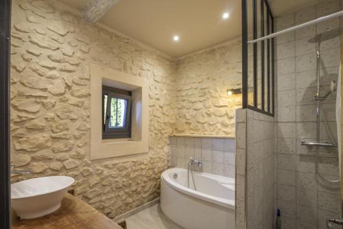 bagno con vasca e lavandino di Le Mas de Laury a Châteaurenard