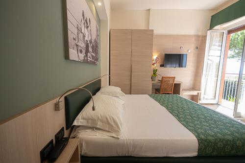 1 dormitorio con 1 cama grande en una habitación en Hotel Esperia en Génova