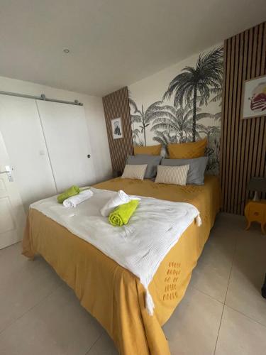 Una cama o camas en una habitación de L'Hémisphère Sud, vue sur mer & port