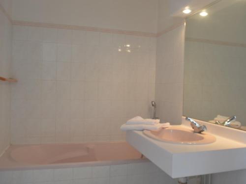 une salle de bain avec un lavabo et une baignoire dans l'établissement Appartement à Fréjus avec terrasse et ménage inclus - FR-1-226A-66, à Fréjus