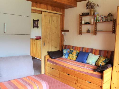 - un salon avec un canapé dans l'établissement Appartement au cœur de Vars Les Claux, proche pistes et commerces, 2 pièces, coin montagne, 5 pers. - FR-1-330B-32, à Vars