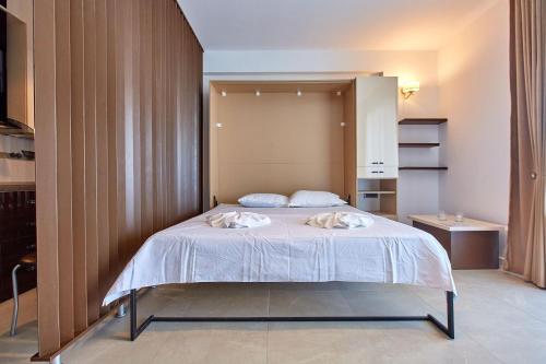 En eller flere senge i et værelse på Studio Panoramic Sea On