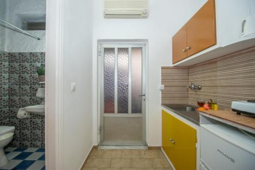 Kúpeľňa v ubytovaní Dora Studios Best Location In Laganas Perfect For Groups And Couples