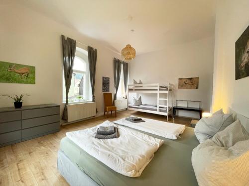 um quarto com 2 camas e um sofá em Haus Felsenpost em Stadt Wehlen