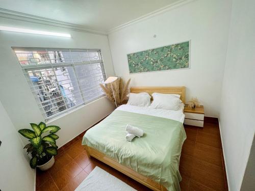 海防Local Me - Exclusive Centre Room的一间卧室，床上有一只毛绒玩具