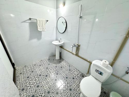 een badkamer met een toilet en een wastafel bij Local Me - Exclusive Centre Room in Hai Phong