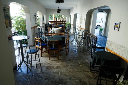 um restaurante com mesas e cadeiras num quarto em São Roque Park Hotel em São Roque
