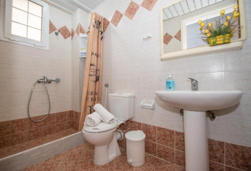 Ванная комната в Villa Spiros II Apartments & Studios 50m From Center 300m From Laganas Beach Ideal For Families And Groups