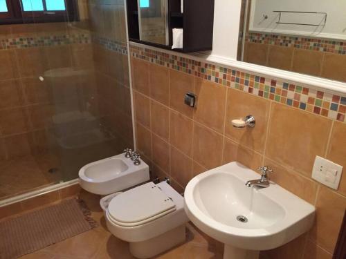 een badkamer met een toilet, een wastafel en een douche bij Chácara Restinga Verde - São Roque / SP in São Roque