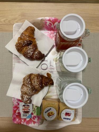 een dienblad met gebak en een pot jam bij Luma in Caserta