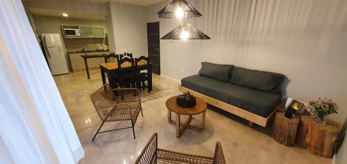ein Wohnzimmer mit einem Sofa und einem Tisch in der Unterkunft Buena vista PB - Bon Repos in Yerba Buena