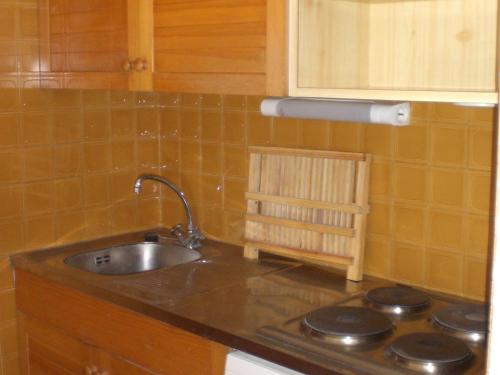 une cuisine avec un évier et un plan de travail dans l'établissement Studio cabine 4 pers, balcon exposé Sud, au centre de Valloire, proche remontées mécaniques et commerces - FR-1-263-477, à Valloire