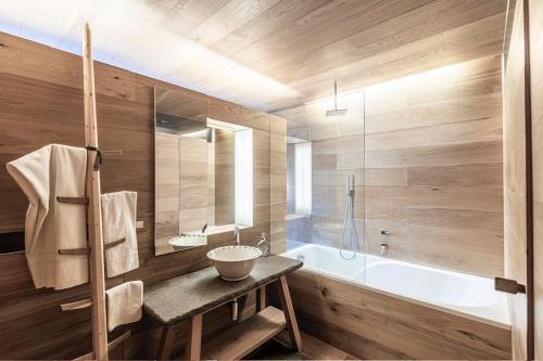 La salle de bains est pourvue d'une baignoire, d'un lavabo et d'une baignoire. dans l'établissement Living Kampill, à Bolzano