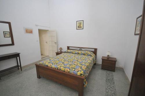 - une chambre avec un lit et 2 tables de chevet dans l'établissement Villa Muia-Appartamento con giardino, à Parabita