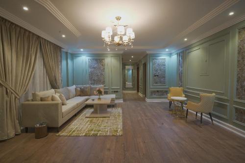 a living room with a couch and a table at قمة نجد للشقق الفندقيه in Al Khobar