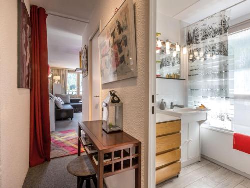 une salle de bain avec un lavabo et un bureau dans une chambre dans l'établissement Agréable 2P skis aux pieds avec parking couvert - FR-1-694-220, à Val dʼIsère
