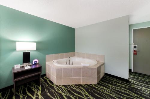 リバティにあるBaymont Inn & Suites by Wyndhamの部屋に浴槽付きの広いバスルーム