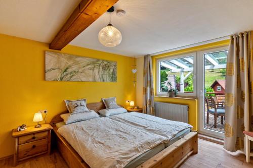 Postel nebo postele na pokoji v ubytování Haus Am Waldrand