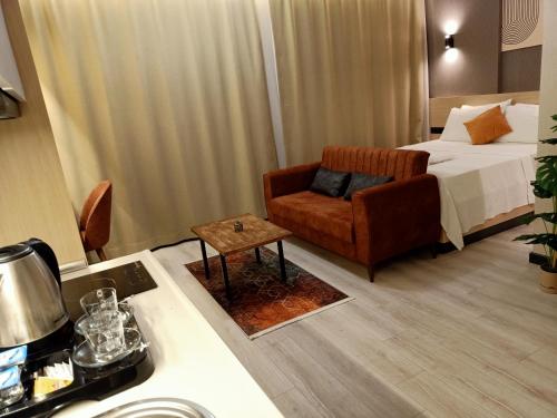 une chambre d'hôtel avec un lit et une chaise dans l'établissement NEW FALCON PALAS OTEL, à Istanbul