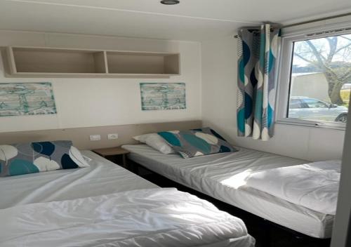 Mobilhomes Quiberon Camping Conguel - Bord de Merにあるベッド