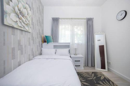 Habitación blanca con cama y espejo en OFFER-Book 4BR Villa and Ride at Luxury Yacht FREE, en Dubái