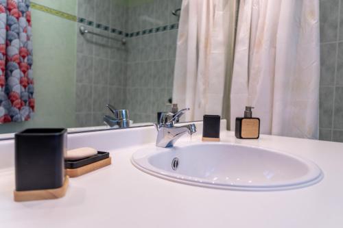 a bathroom with a sink and a mirror at La perle du Nord in Middelkerke