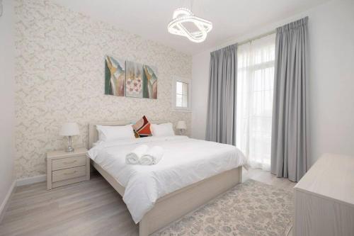 Un dormitorio con una gran cama blanca y una ventana en OFFER-Book 4BR Villa and Ride at Luxury Yacht FREE, en Dubái