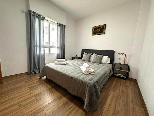 ein Schlafzimmer mit einem Bett mit zwei Handtüchern darauf in der Unterkunft Santa Pola port, sea view in Santa Pola