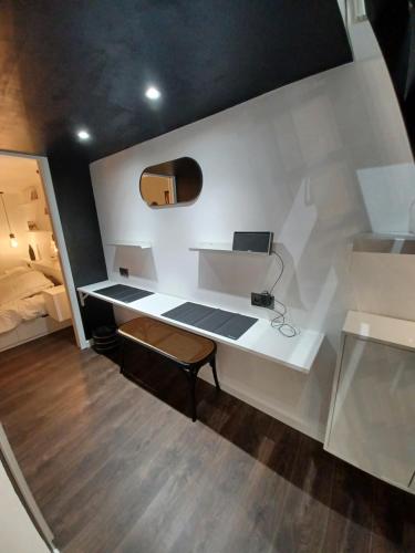 um quarto com uma secretária branca e uma cama em REFUGE - Bel appartement au Panier et vue mer em Marselha