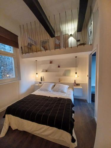 um quarto com uma cama grande num quarto em REFUGE - Bel appartement au Panier et vue mer em Marselha