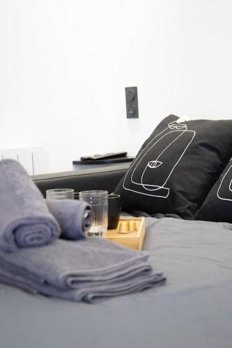 - un lit avec une table, des serviettes et une boisson dans l'établissement Studio Chaleureux Part-dieu, à Lyon