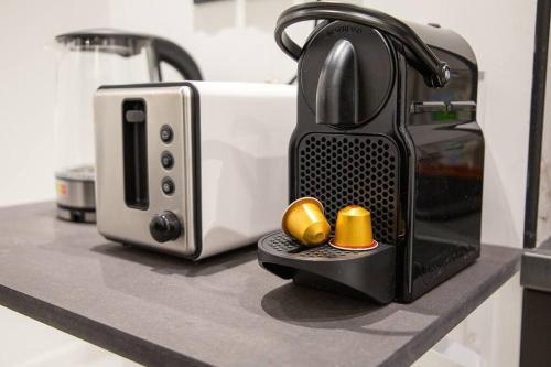 Il comprend une cuisine équipée d'un grille-pain. dans l'établissement Studio Chaleureux Part-dieu, à Lyon