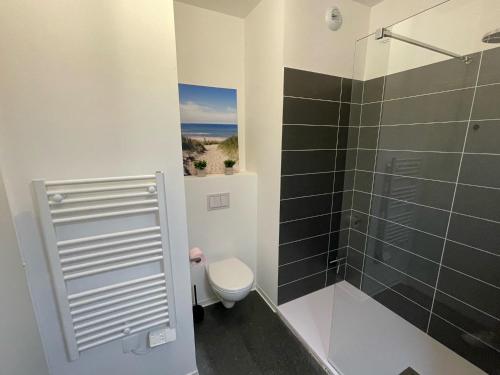 une salle de bain avec toilettes et douche dans l'établissement Studio 11 au Tennis cap d'agde, au Cap d'Agde