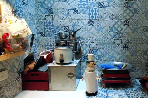 a kitchen with blue and white tiles on the wall at Atelier for Artists in Bogotá