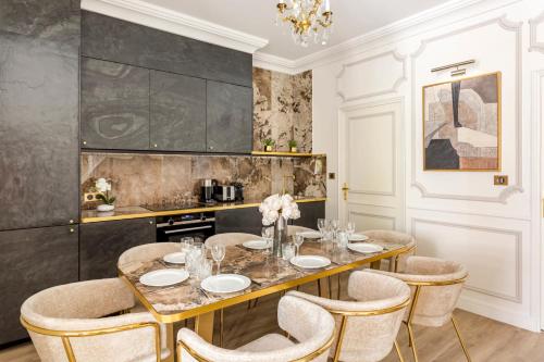 a dining room with a table and chairs at Luxury 3 Bedroom 3 Bathroom MONUMENT VIEW TERRACE in Paris