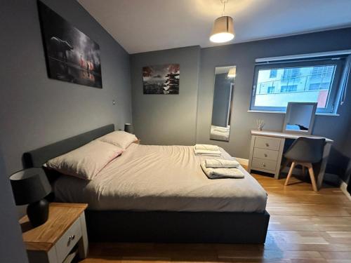 Säng eller sängar i ett rum på Fantastic and modern city centre flat with FREE parking!