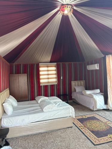 Giường trong phòng chung tại Julia Rum Luxury Camp Bubbles