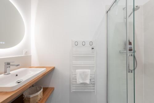 une salle de bain avec un lavabo et une douche dans l'établissement Oh My Gone - Appt en centre-ville de Lyon 6ème, à Lyon