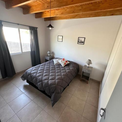 a bedroom with a bed and a large window at Espectacular departamento a estrenar en Mendoza in Godoy Cruz