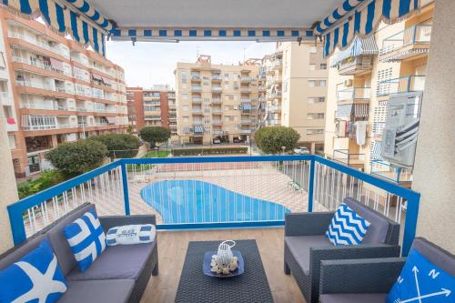 un balcone con vista sulla piscina di 085 - Gaviotas 005 - comfortHOLIDAYS a Santa Pola