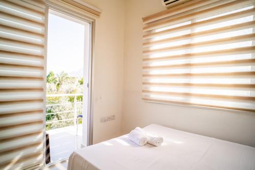 Romantiс Two-Bedroom Apartment with Sea View (Dolce Vita 7-6) tesisinde bir odada yatak veya yataklar