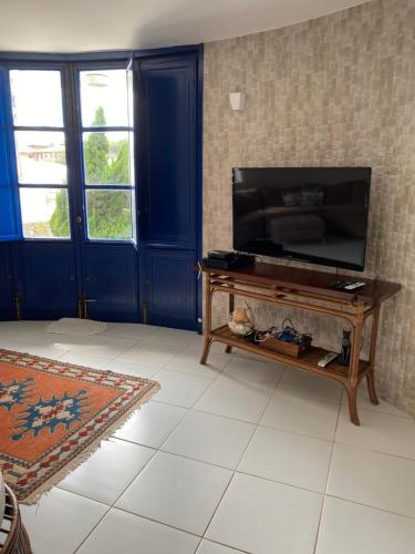 TV tai viihdekeskus majoituspaikassa CASA DE REVISTA em Cabo Frio