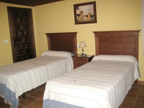 2 camas en una habitación con sábanas blancas en 3 bedrooms house with shared pool and wifi at Hornachuelos, en Hornachuelos